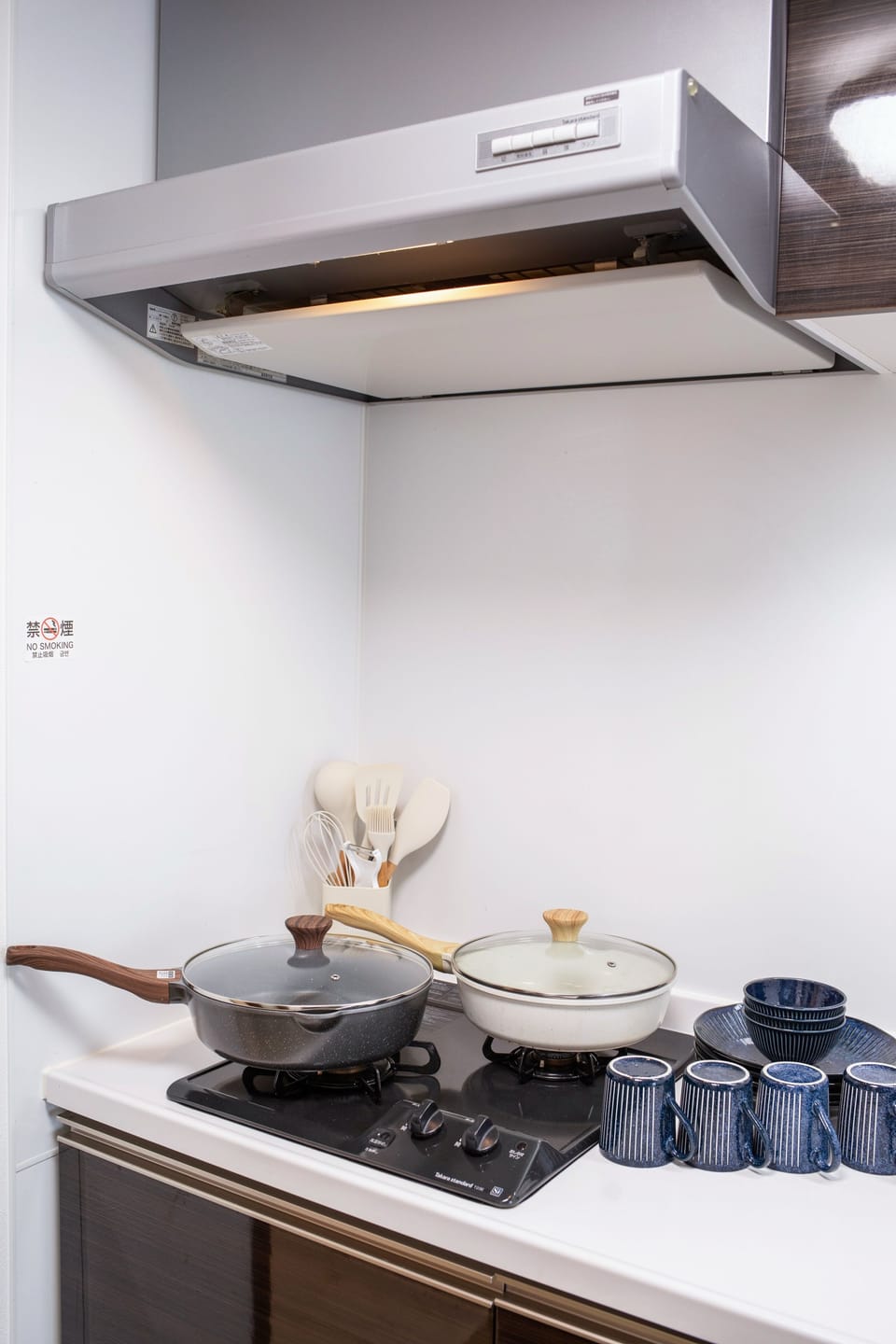 Apartment, 2 Double Beds, Non Smoking, Balcony | Private kitchen | Mini-fridge, microwave, stovetop, cookware/dishes/utensils