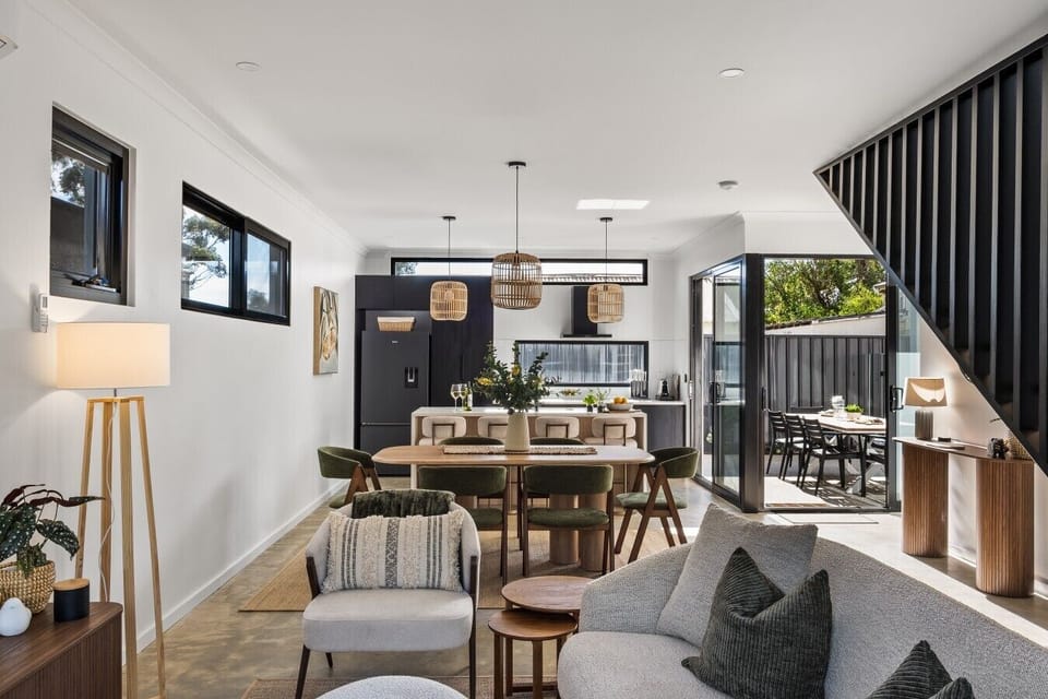 Living Room, Entertainment, Fully Equipped Kitchen, Reverse-cycle Air-conditioning & Fireplace