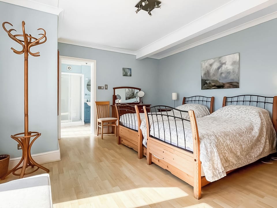 Twin bedroom | Eastone Grey, Salcombe