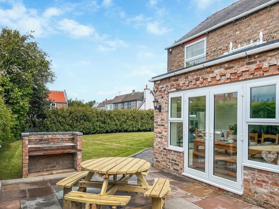 Sitting-out-area | Old Master&rsquo;s Cottage, Leven