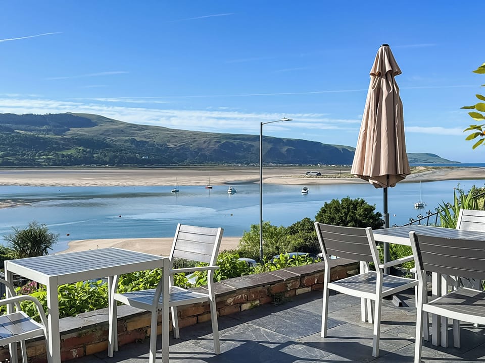 Sitting-out-area | 6 Porkington Terrace, Barmouth