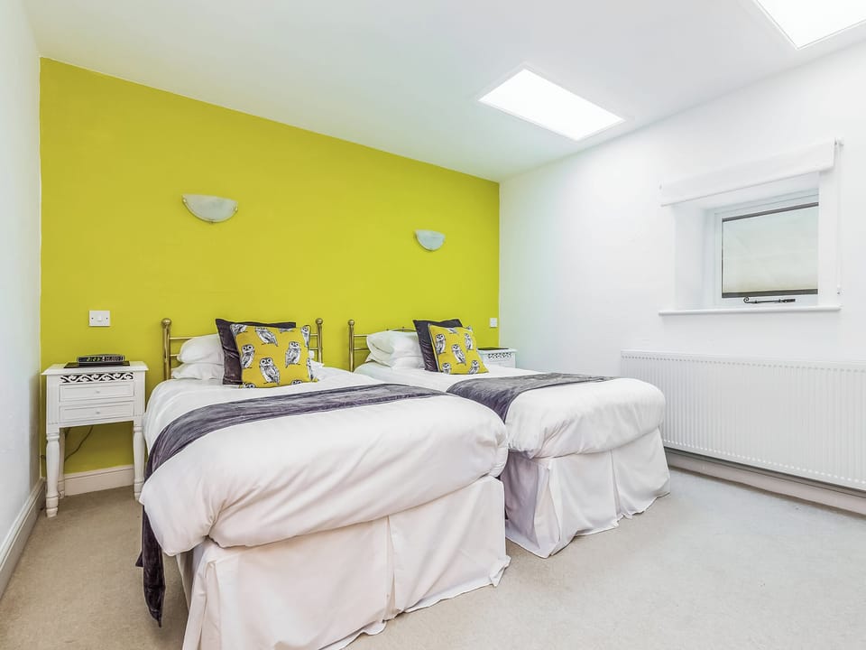 Twin bedroom | The Barn Cottage - Grimblethorpe Hall Country Cottages, Grimblethorpe