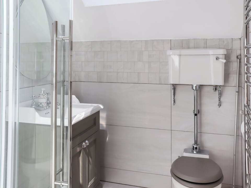 Bathroom | Gilfach, Rhoshirwaen