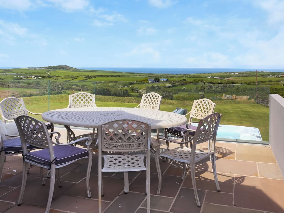 Sitting-out-area | Gilfach, Rhoshirwaen