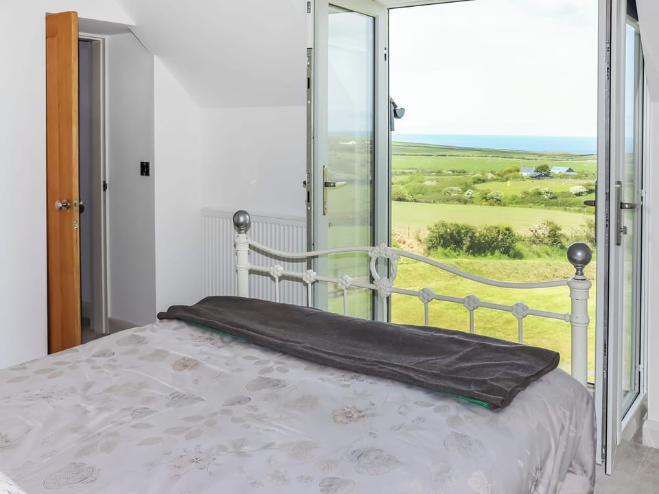 Double bedroom | Gilfach, Rhoshirwaen