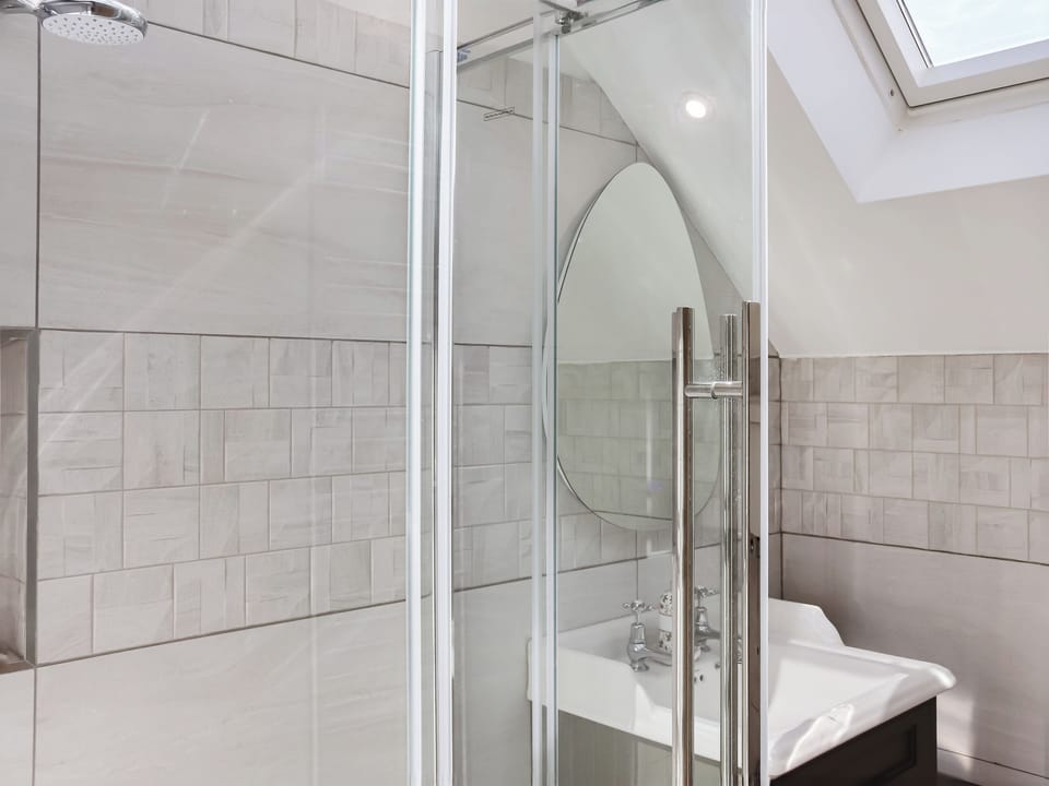 Bathroom | Gilfach, Rhoshirwaen