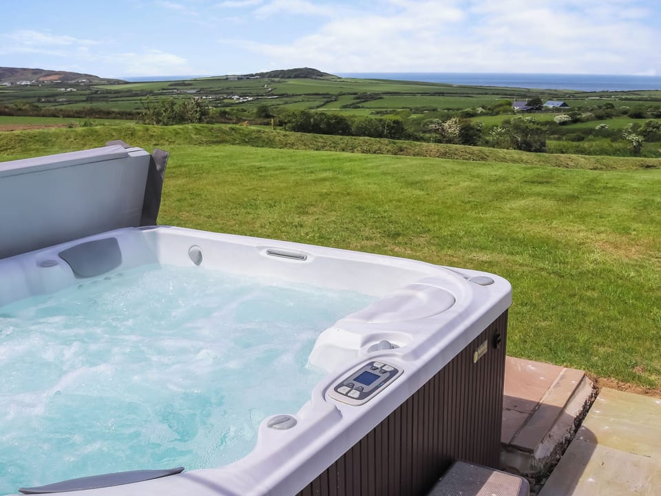 Hot tub | Gilfach, Rhoshirwaen