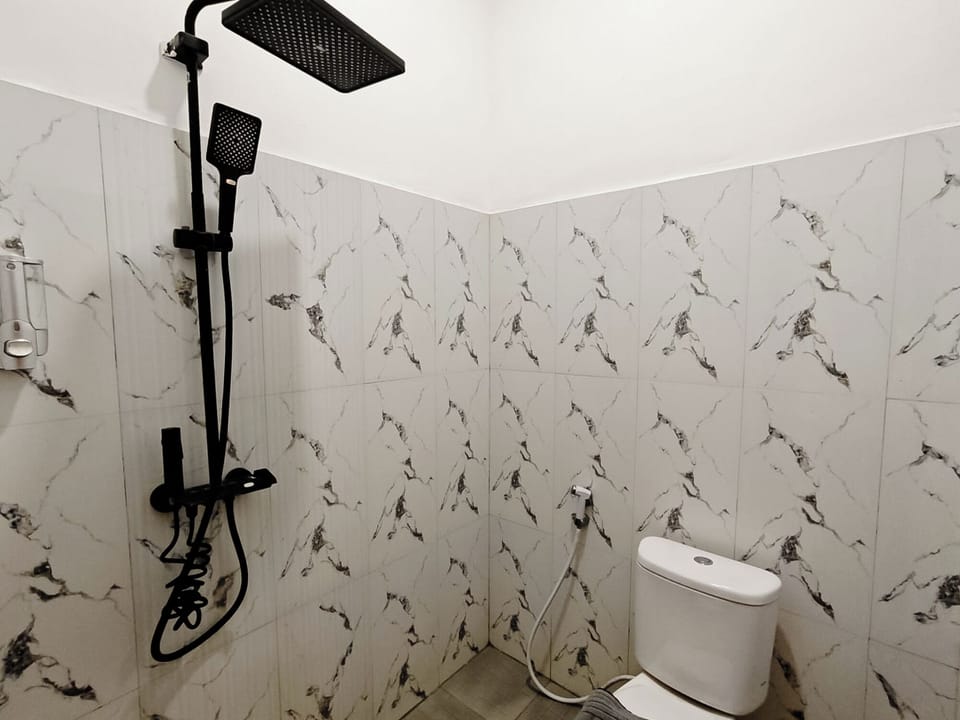 Deluxe Suite | Bathroom | Shower, free toiletries, towels, soap