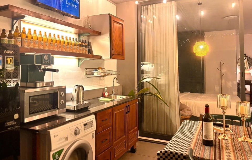 Deluxe Studio | Desk, blackout drapes, iron/ironing board, WiFi (free)