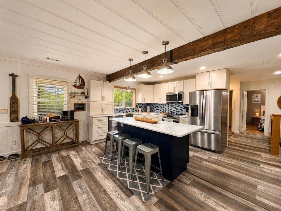 The airy, open kitchen is well equipped for an unforgettable getaway​