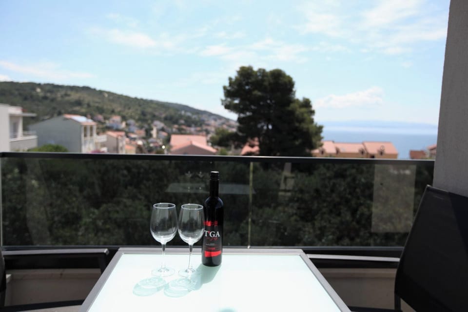 Luxury Apartment, 3 Bedrooms, Air conditioning, Sea View | Outdoor dining