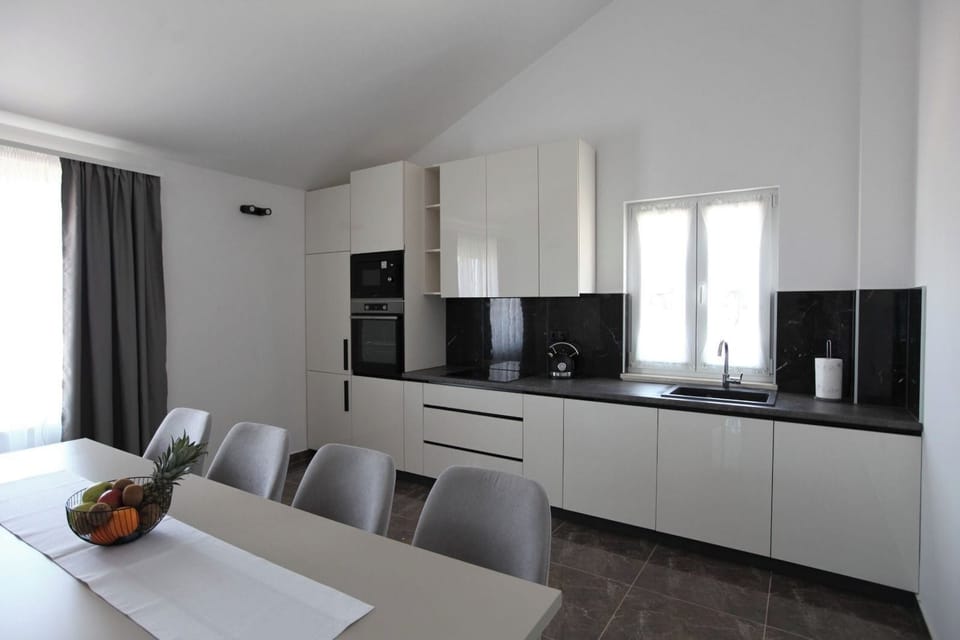 Luxury Apartment, 3 Bedrooms, Air conditioning, Sea View | Private kitchen