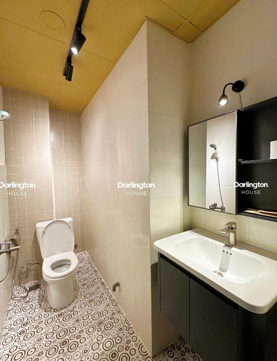 Studio | Bathroom | Shower, free toiletries, hair dryer, slippers