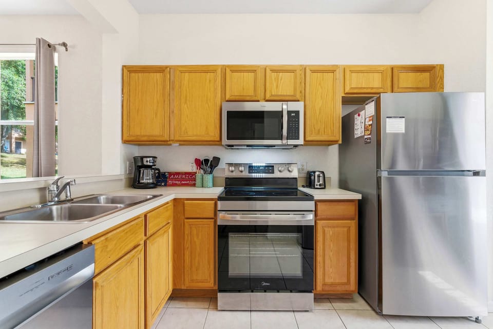 Fully equipped kitchen for easy vacation meals and snacks