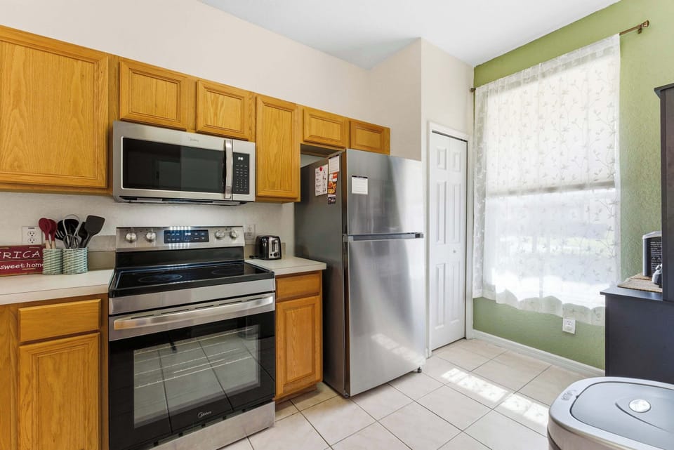 Fully equipped kitchen for easy vacation meals and snacks