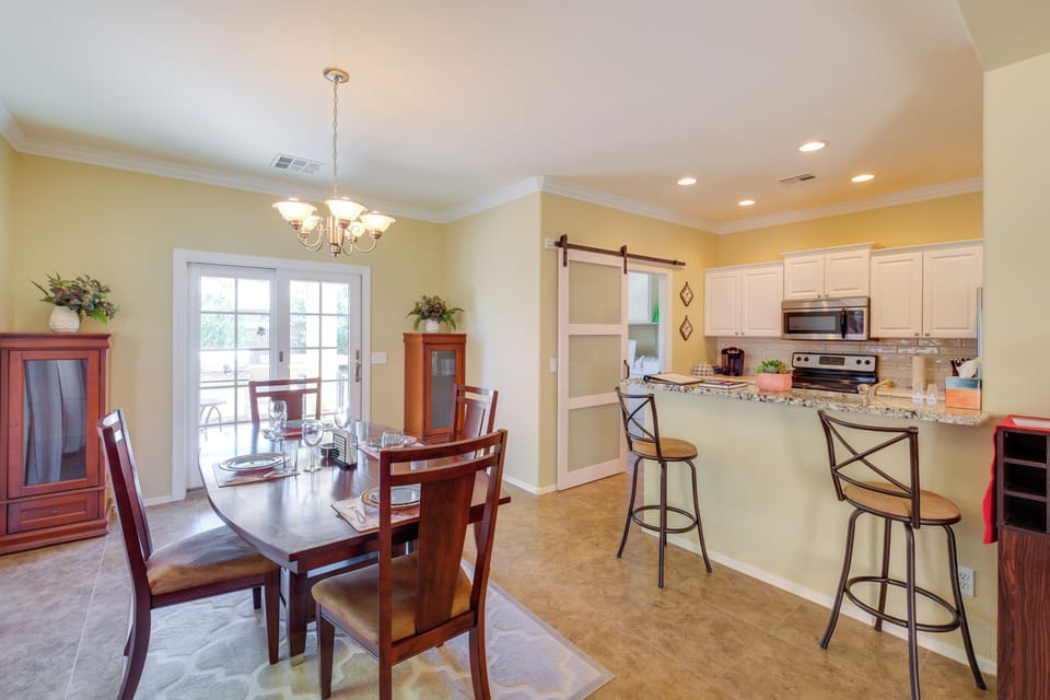 Dining Area | Dishes & Flatware Provided