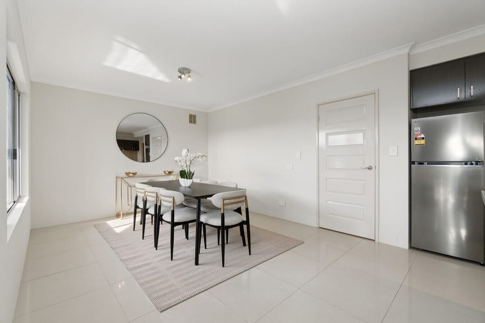 Dining Area (2)