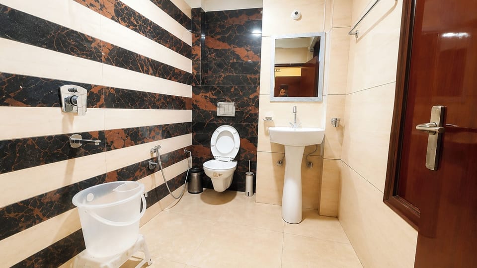 Superior Double Room | Bathroom | Shower, rainfall showerhead, slippers, towels