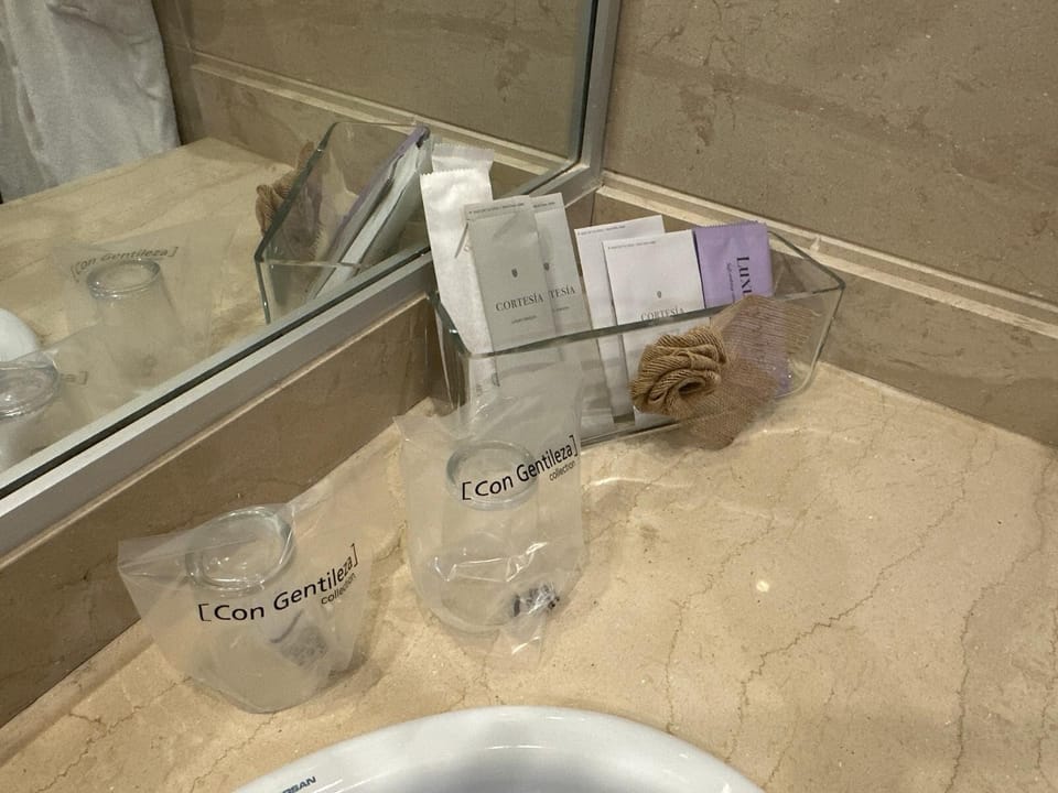 Suite | Bathroom amenities | Shower, towels