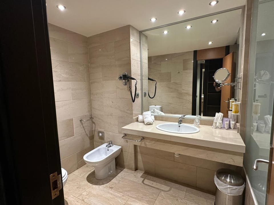 Standard Double Room | Bathroom | Shower, towels