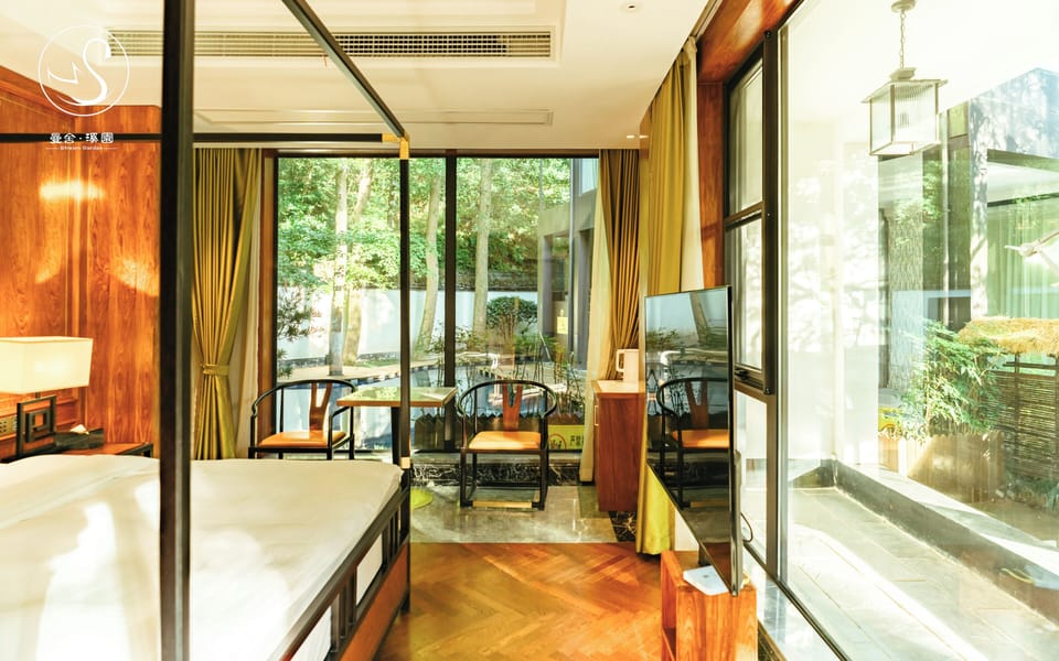 Premier Suite, Courtyard View | Desk, laptop workspace, blackout drapes, soundproofing