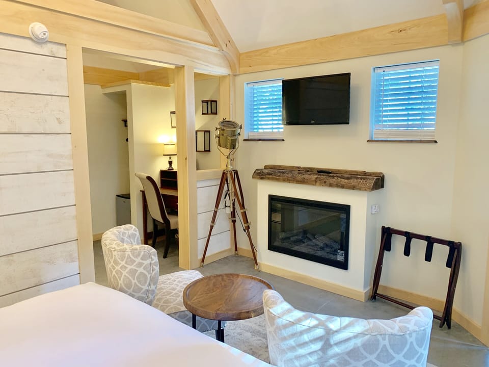 Signature Room, 1 King Bed | Iron/ironing board, free WiFi, bed sheets