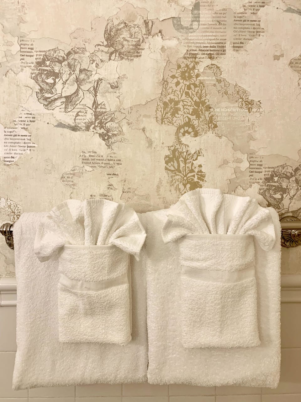 Standard Room, 1 Queen Bed | Bathroom | Combined shower/tub, free toiletries, hair dryer, towels
