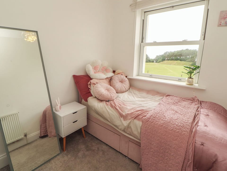 Cottage | 4 bedrooms, WiFi (free), individually decorated, individually furnished