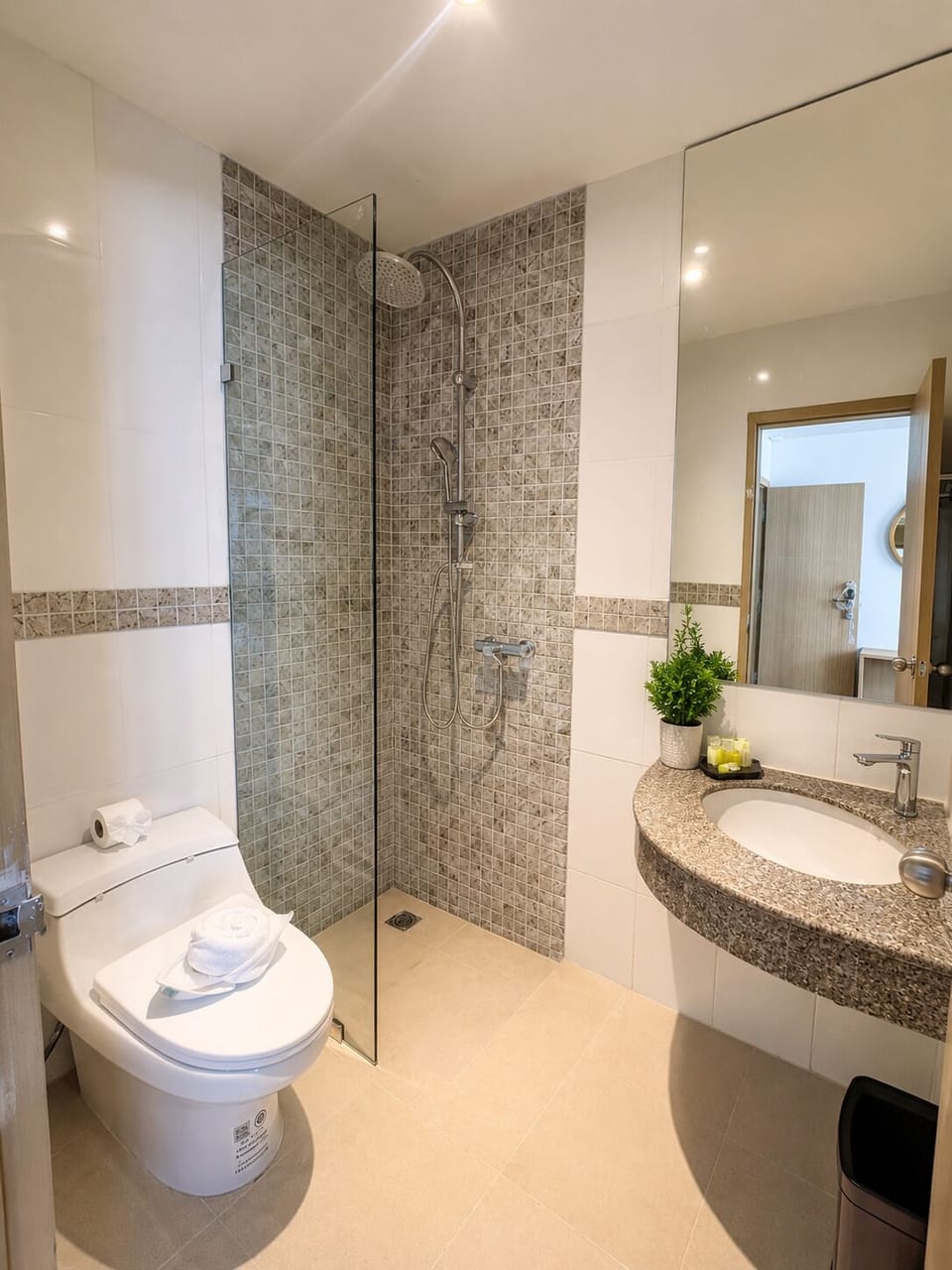 Superior Double Room, Balcony | Bathroom | Shower, hair dryer, bidet, towels