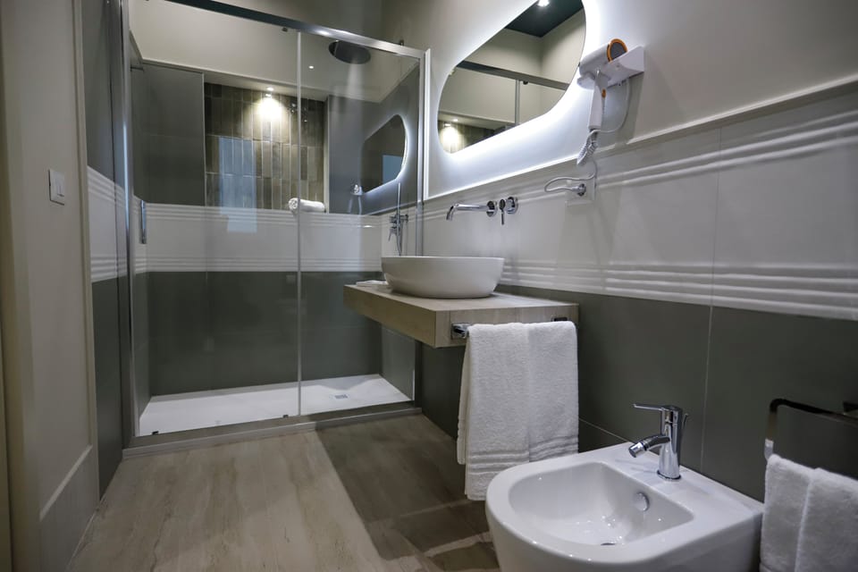 103 - Camera matrimoniale Queen Deluxe | Bathroom | Shower, hair dryer, towels, soap