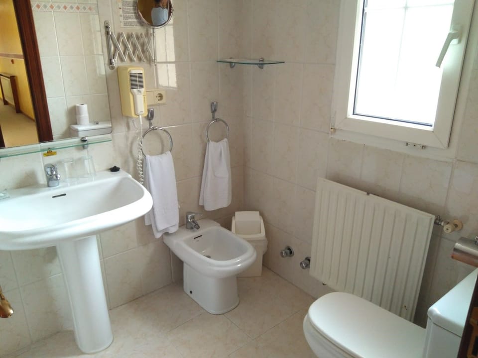 Double Room, 1 Double or 2 Twin Beds | Desk, blackout drapes, cribs/infant beds, free WiFi