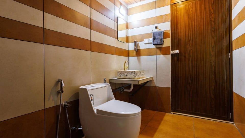 Superior Villa | Bathroom | Shower, towels, soap, shampoo