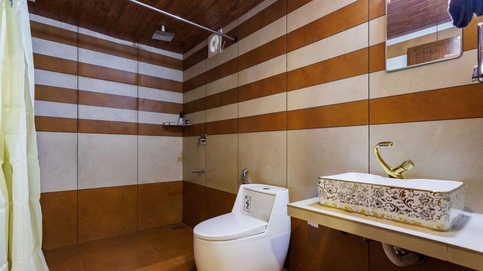 Superior Villa | Bathroom | Shower, towels, soap, shampoo
