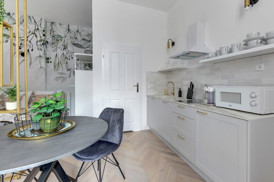 Deluxe Apartment, City View | Private kitchen | Highchair