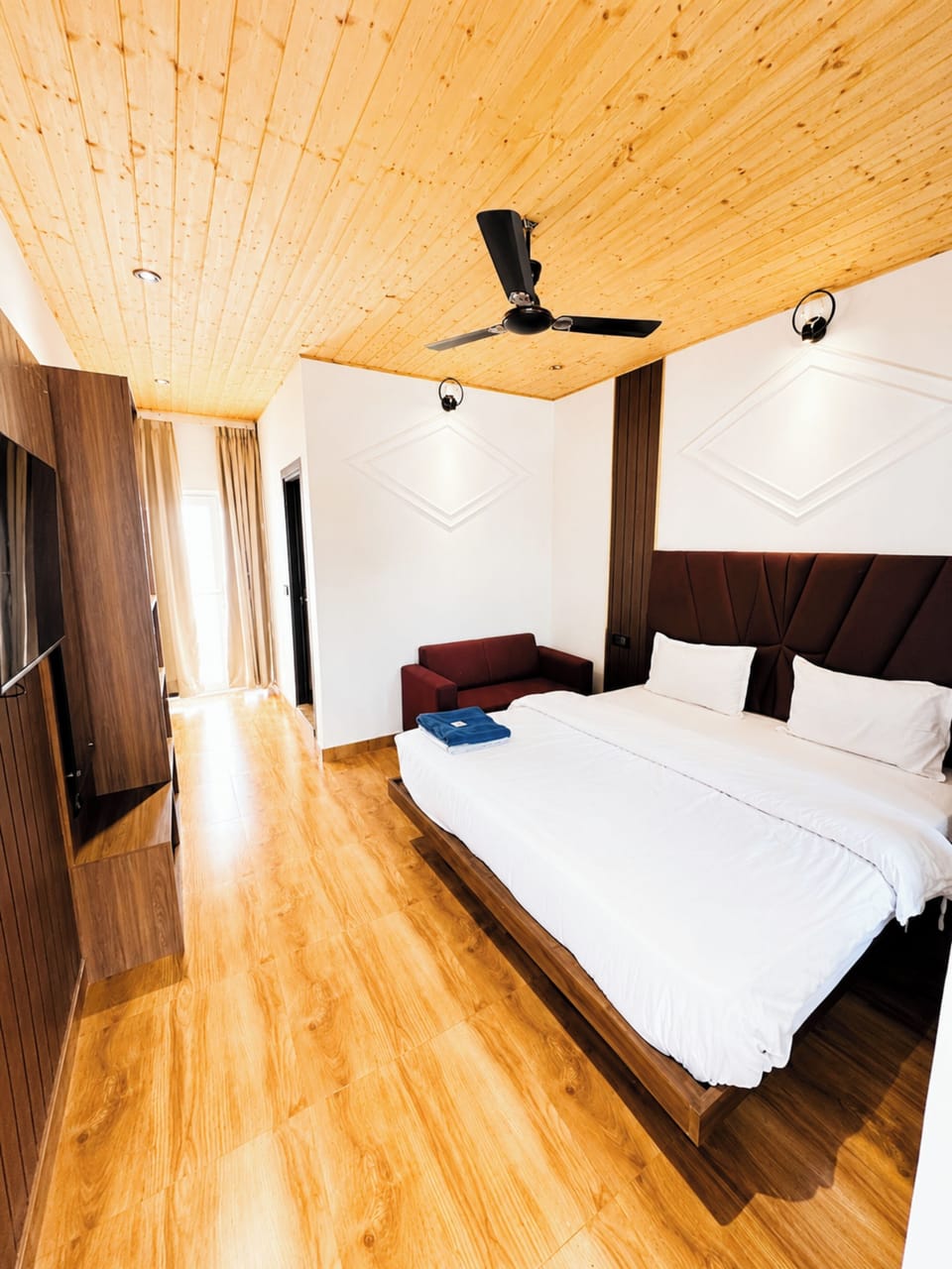 Hypo-allergenic bedding, desk, soundproofing, free WiFi