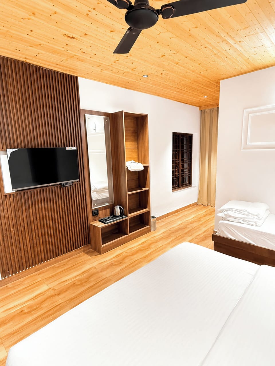 Hypo-allergenic bedding, desk, soundproofing, free WiFi