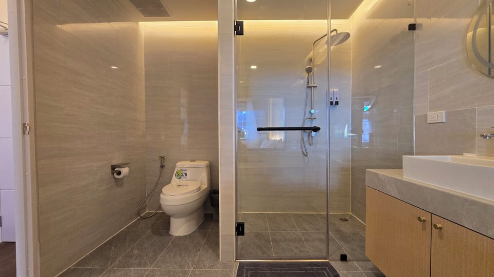 Superior Double Room, City View | Bathroom | Hair dryer, towels, soap, shampoo