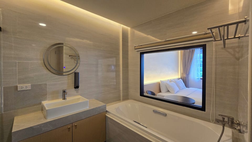 Superior Double Room, City View | Bathroom | Hair dryer, towels, soap, shampoo
