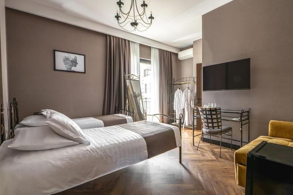 Classic Twin Room, Non Smoking, City View | Minibar, WiFi (free), bed sheets