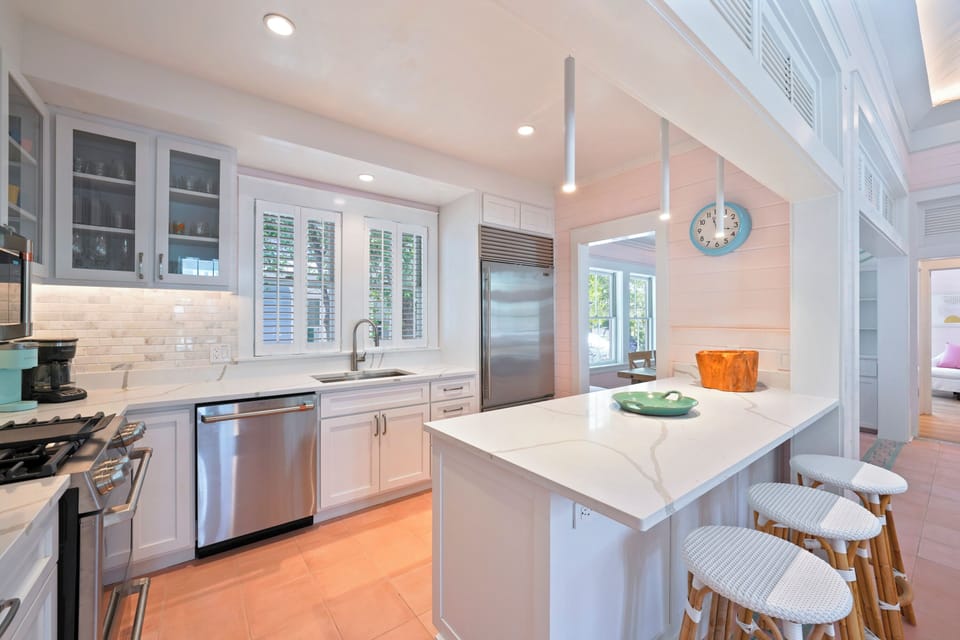 COUNTER SEATING FOR THREE BETWEEN LIVING AND KITCHEN AREAS