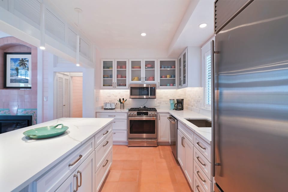 SPACIOUS CHEF'S KITCHEN