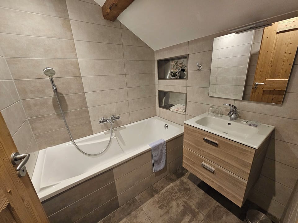 Double Room, Balcony | Bathroom | Shampoo, toilet paper