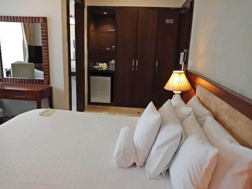 Club Room | Premium bedding, pillowtop beds, minibar, in-room safe