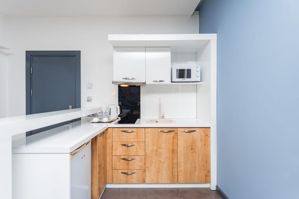 Family Studio, Kitchenette | Private kitchen | Electric kettle