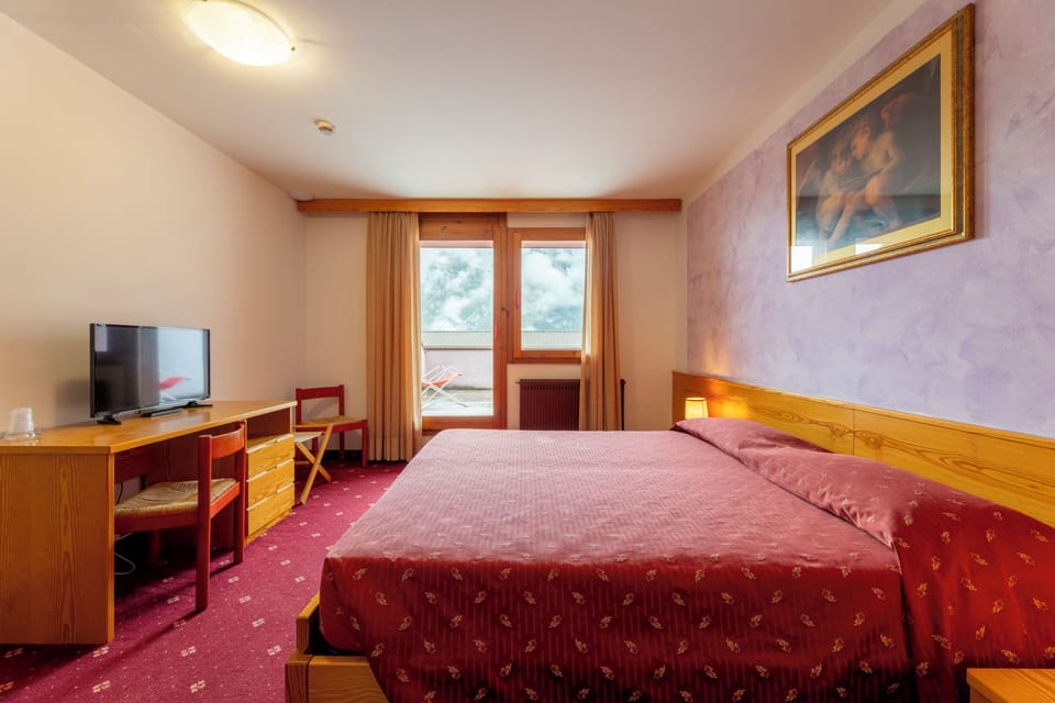 Classic Twin Room, Balcony, Mountain View | In-room safe, desk, iron/ironing board (on request), WiFi (free)