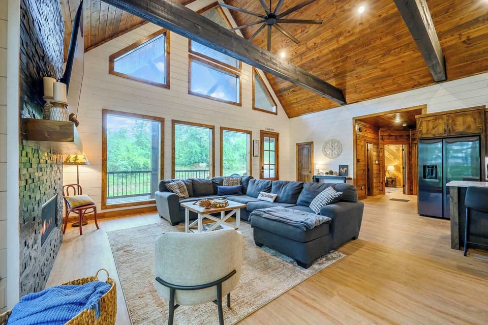 Cabin, Multiple Beds, Mountain View (Happy Heart Hideaway) | Living area
