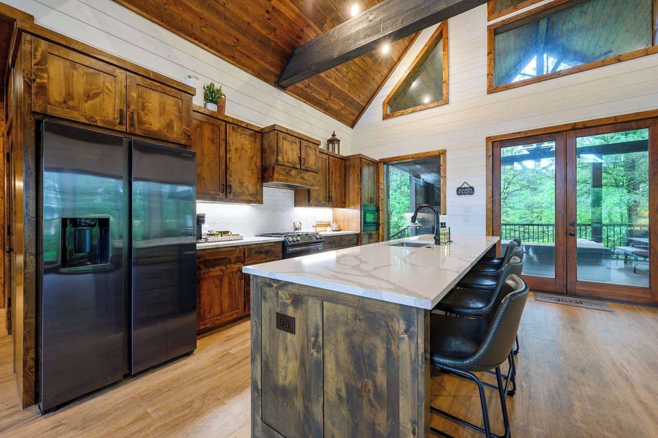 Cabin, Multiple Beds, Mountain View (Happy Heart Hideaway) | Private kitchen