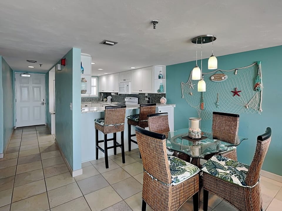 Oceanside Retreat 805 - Dining Area