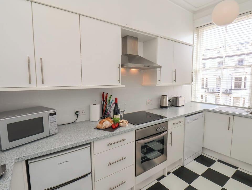 Dishwasher, cookware/dishes/utensils