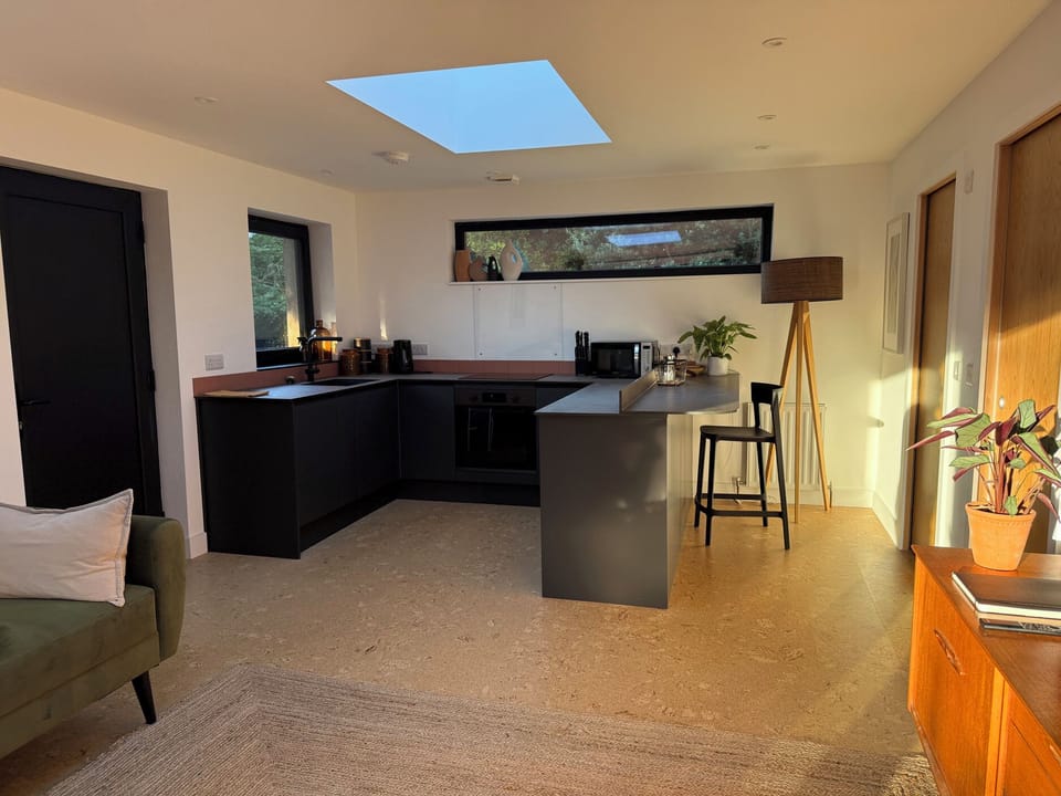 Cottage | Private kitchen | Dishwasher, cookware/dishes/utensils